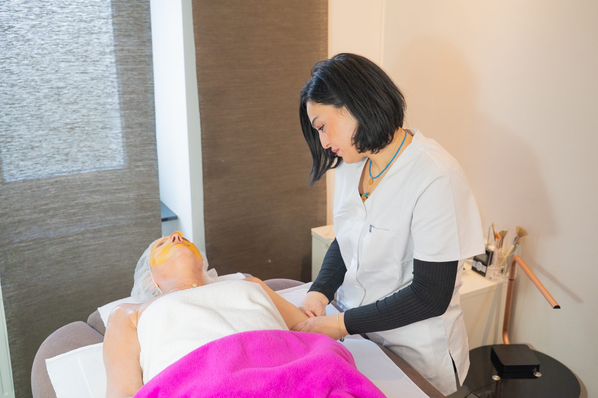 Luxuriöse Gesichtsbehandlung mit Goldmaske