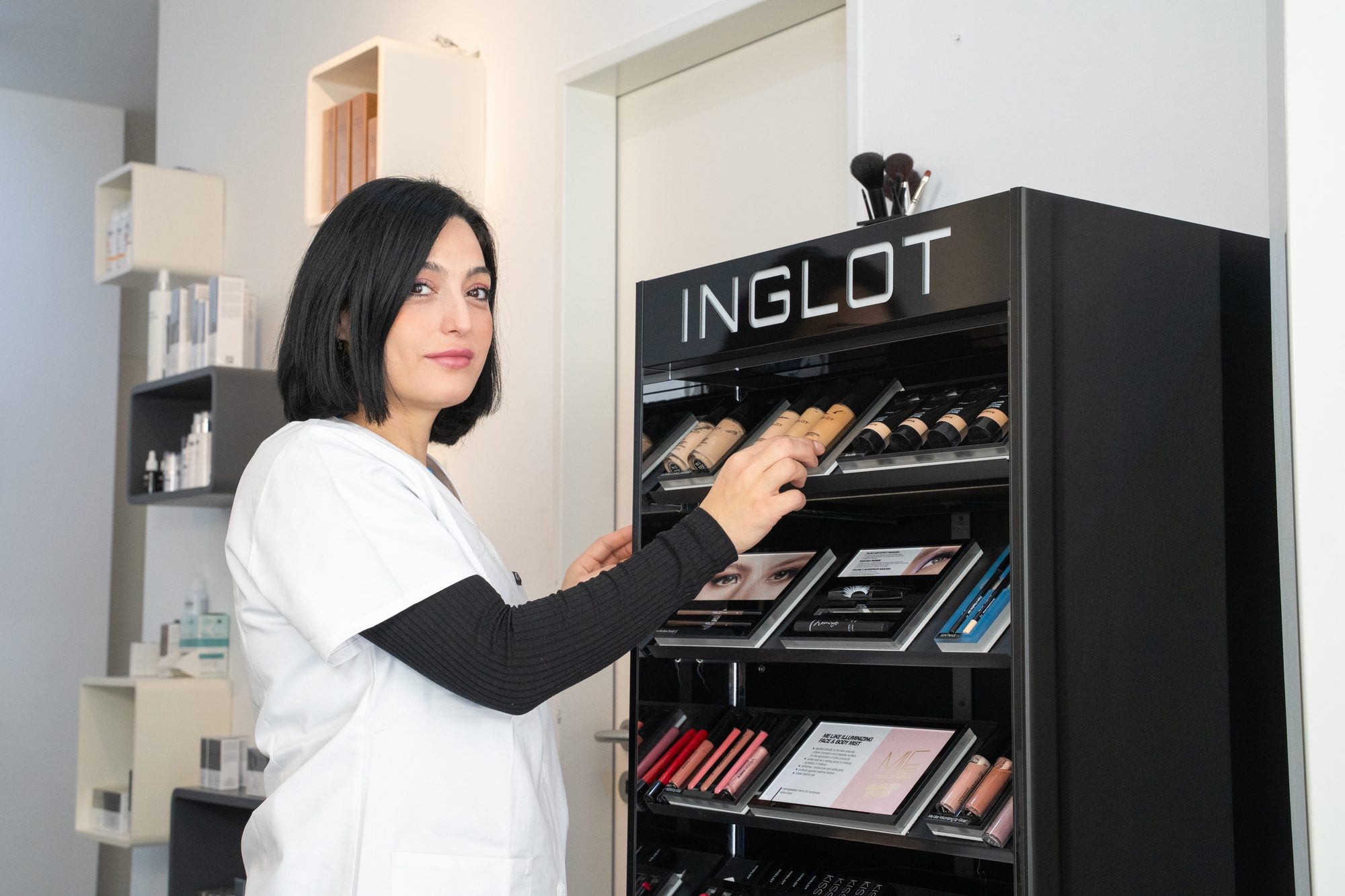 Beata Dziuba am INGLOT Cosmetics Display im Kosmetikstudio Amiko