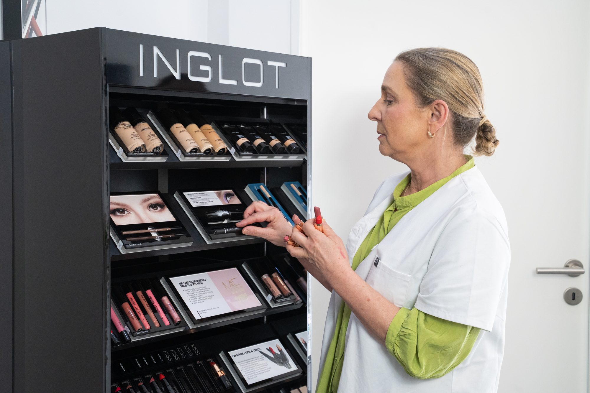 Make-up Beratung am INGLOT Display