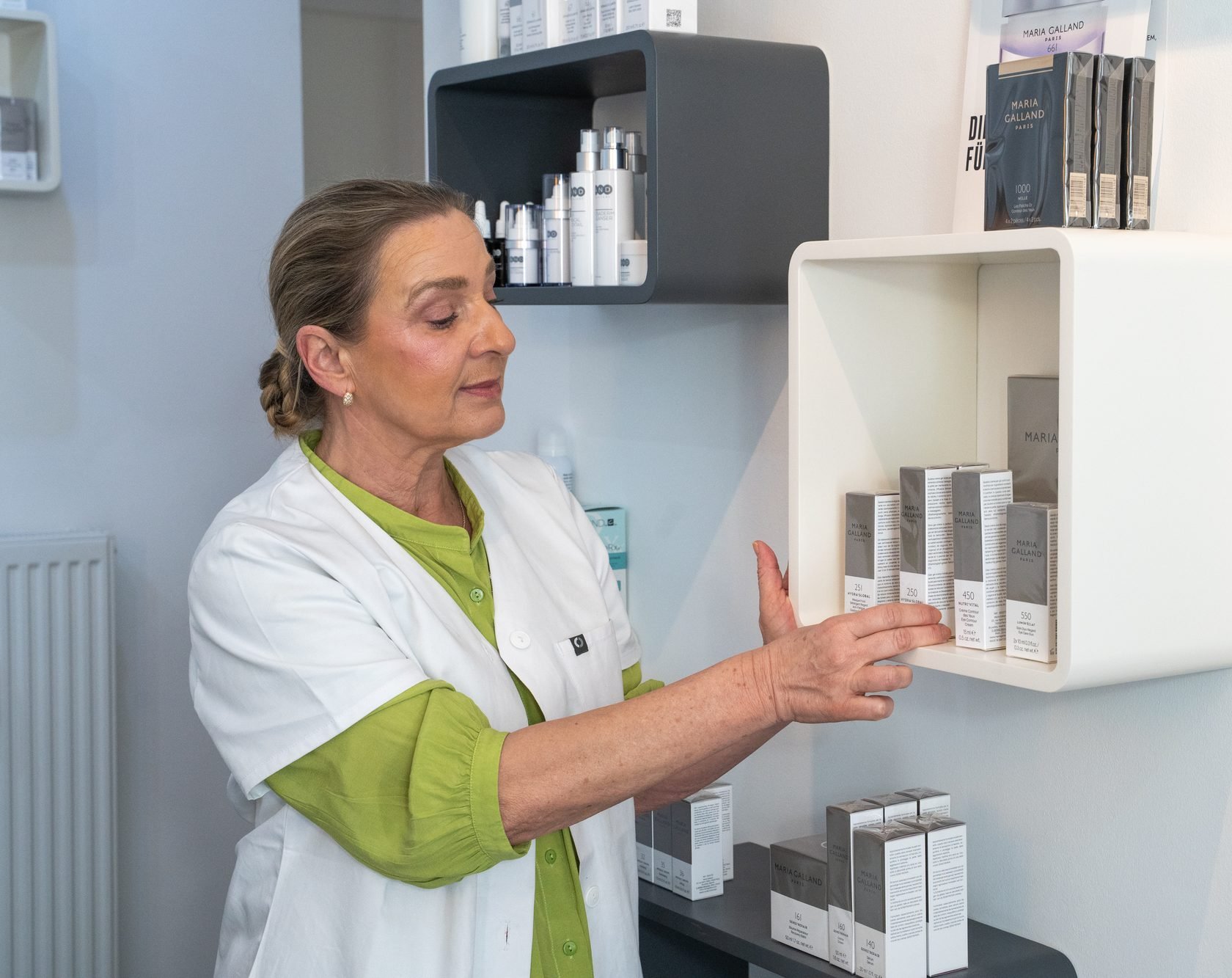 Beata Dziuba mit Maria Galland Produkten im Kosmetikstudio Amiko