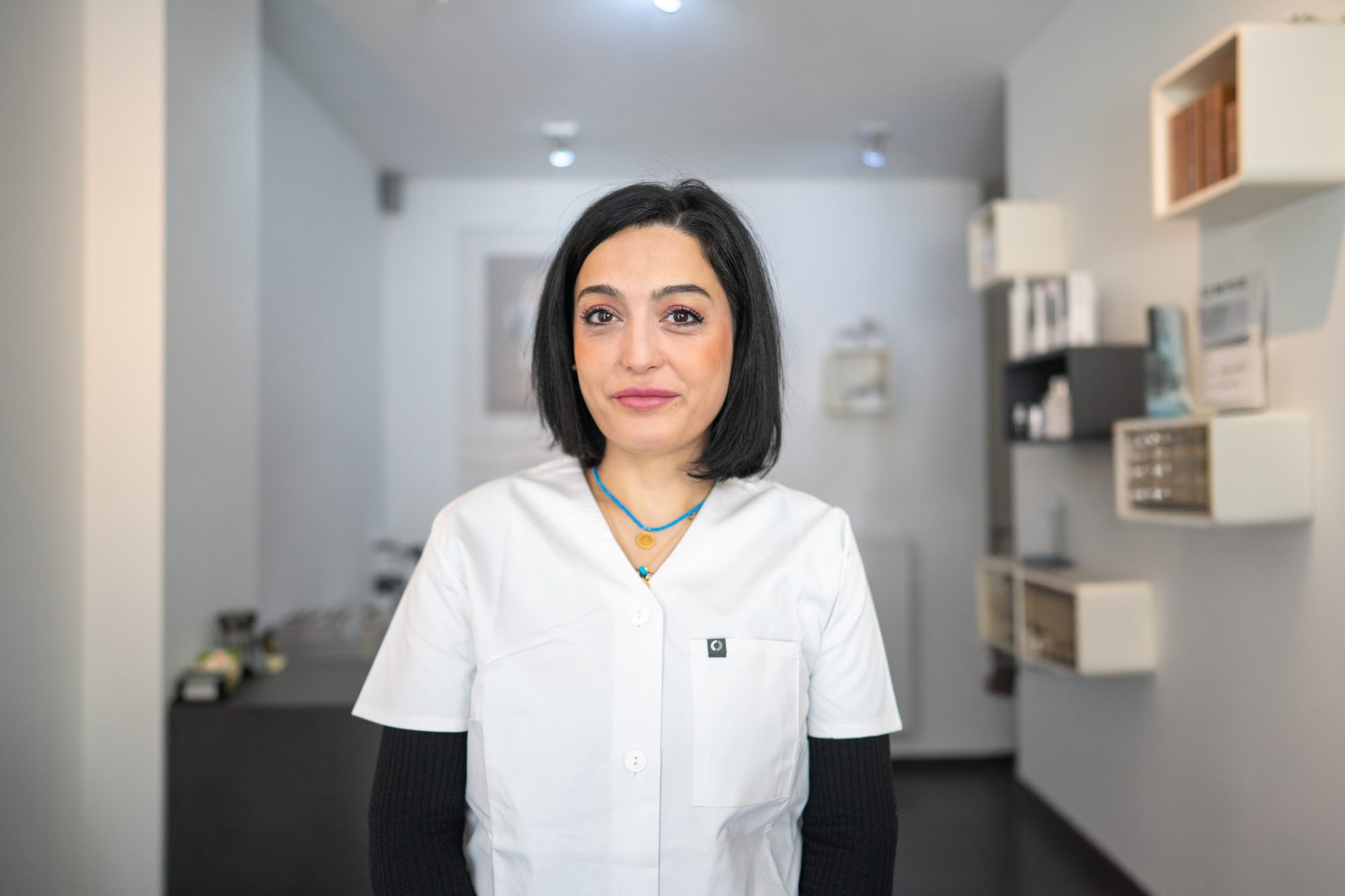 Kosmetikerin im Kosmetikstudio Amiko