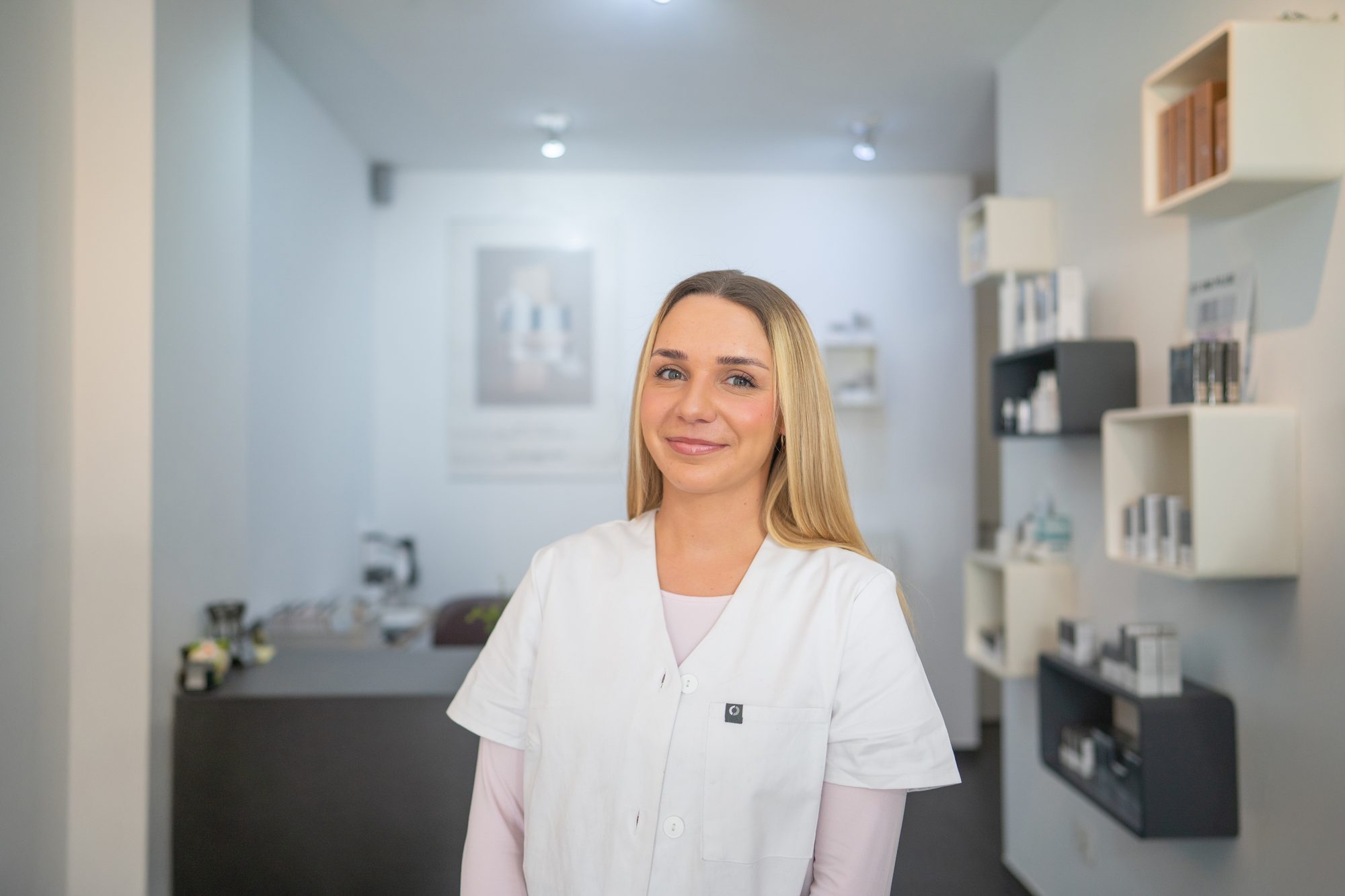 Kosmetikerin im Kosmetikstudio Amiko